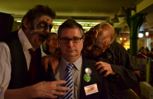Wetenschapper aangevallen door Zombies